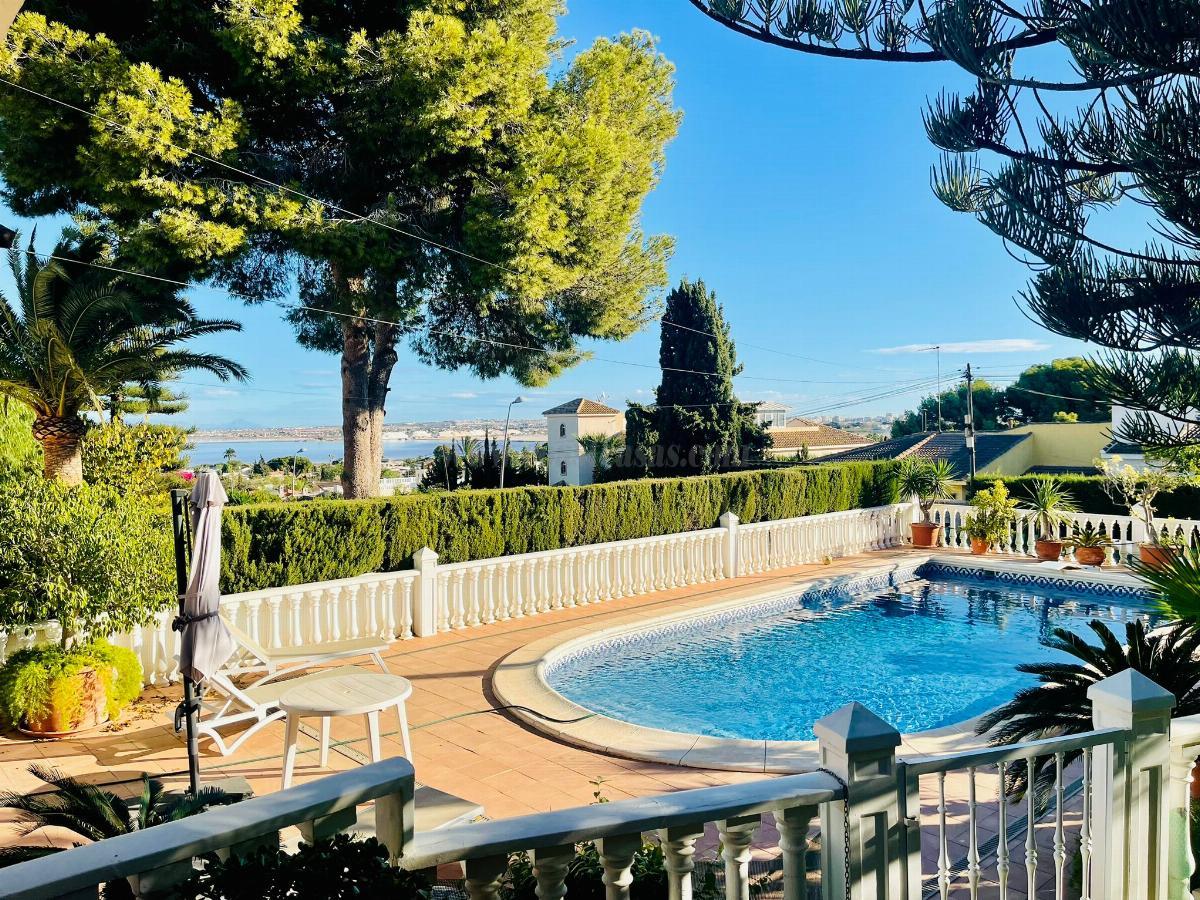 For sale of chalet in Torrevieja