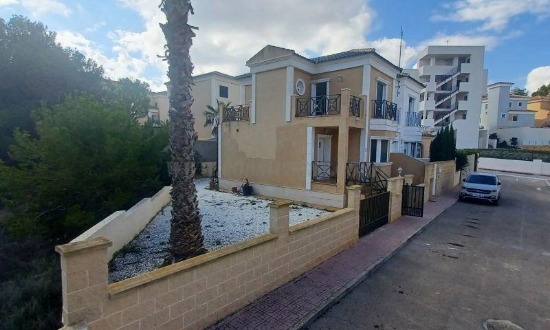 For sale of villa in Orihuela