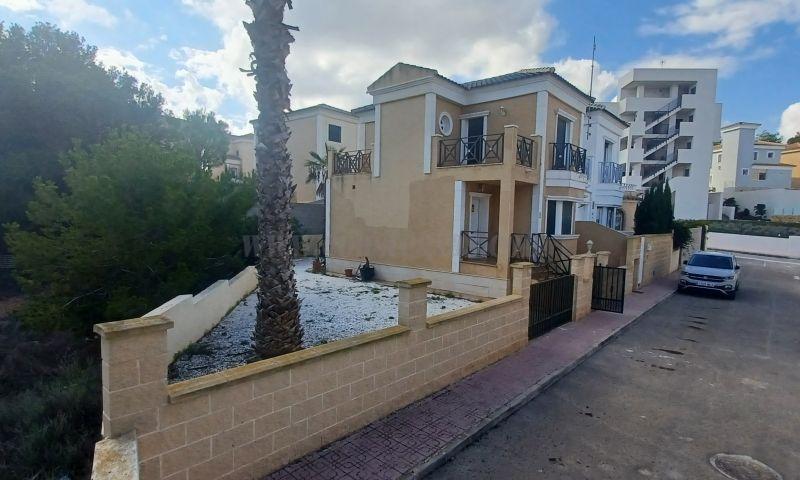 For sale of villa in Orihuela