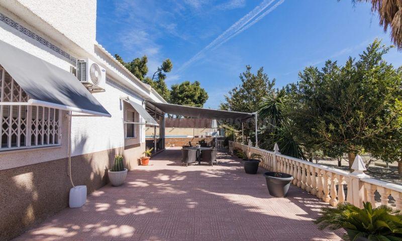 For sale of villa in Elche
