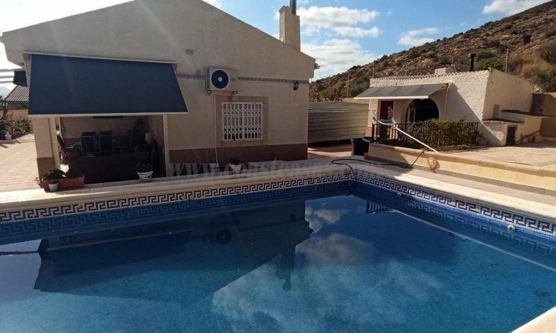 For sale of villa in Elche