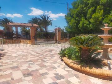For sale of villa in Elche