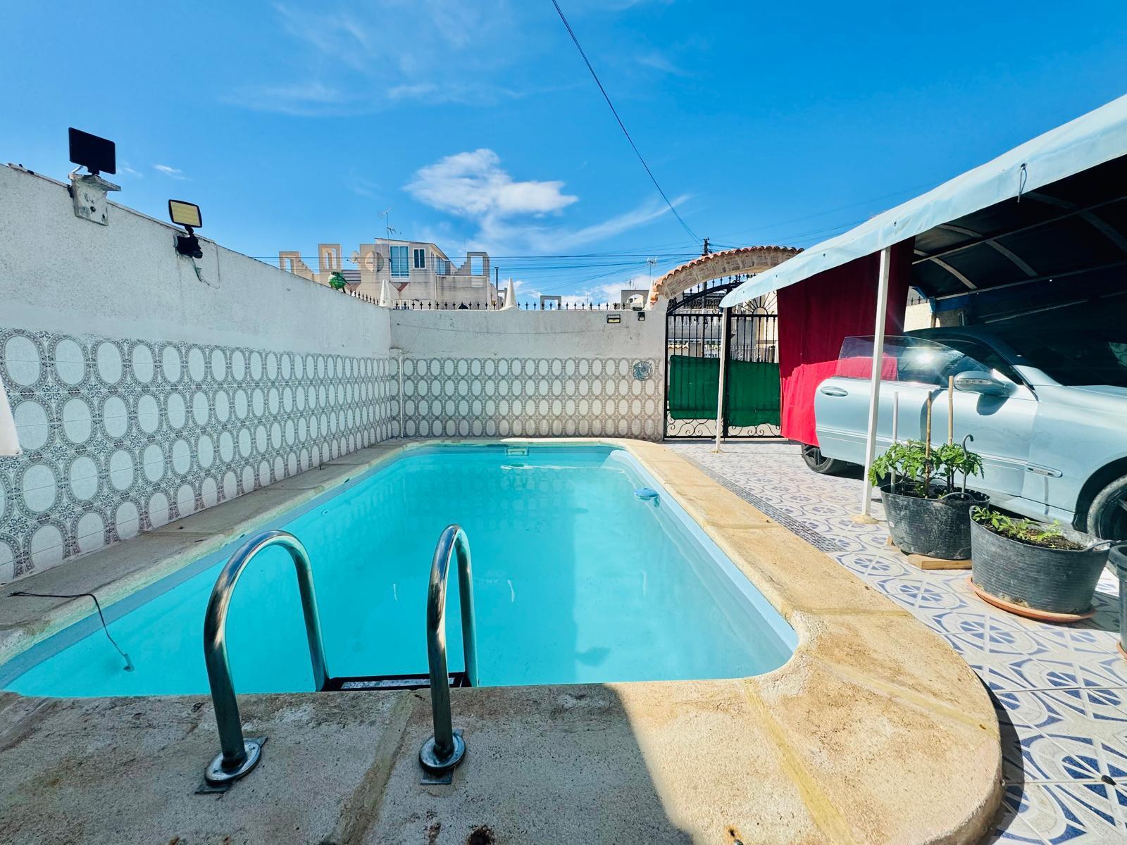 For sale of chalet in Torrevieja