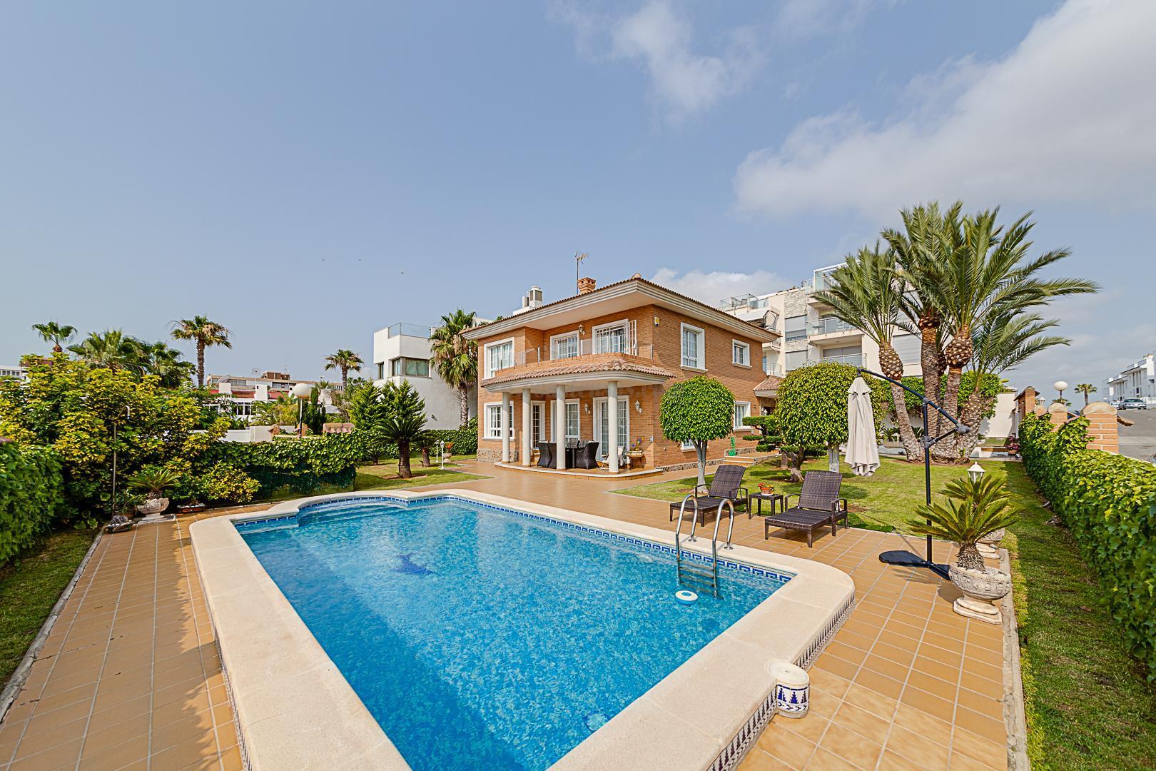 For sale of chalet in Torrevieja