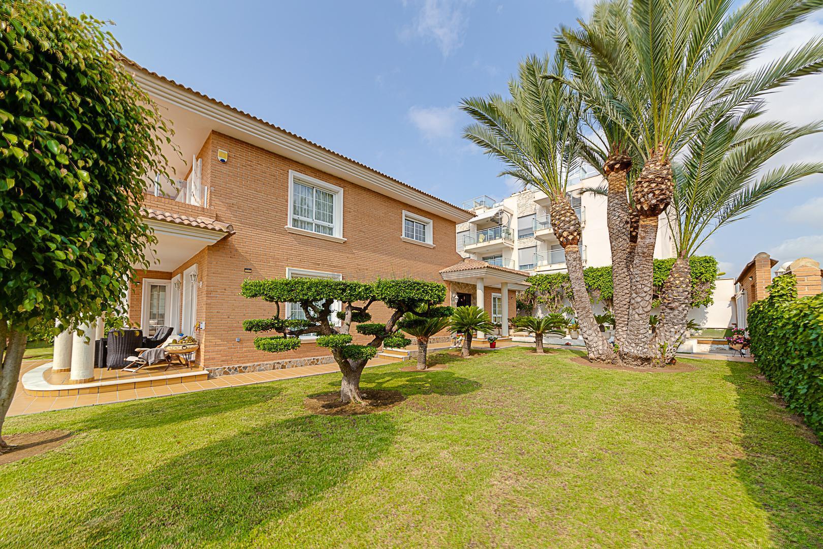For sale of chalet in Torrevieja