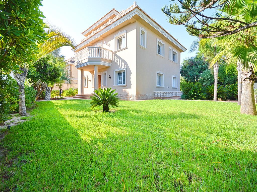 For sale of villa in Orihuela Costa