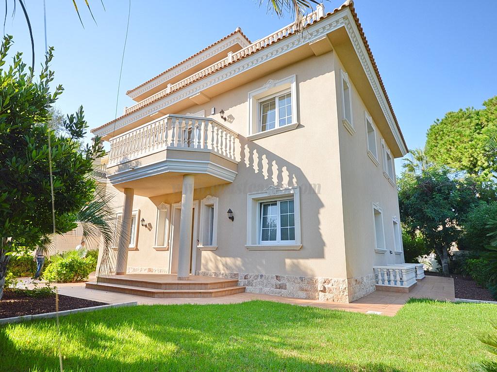 For sale of villa in Orihuela Costa