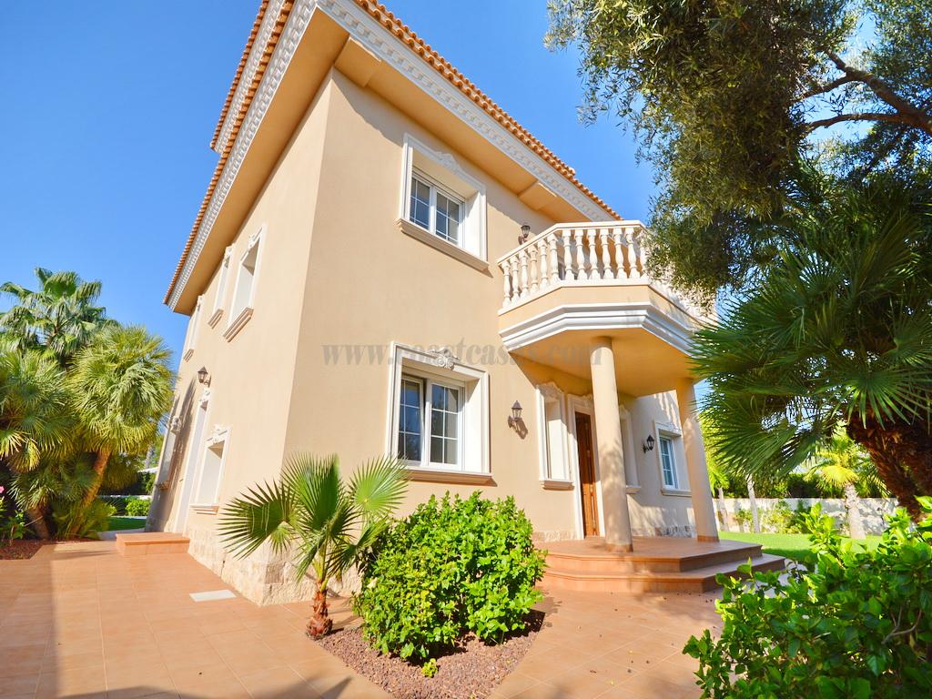 For sale of villa in Orihuela Costa