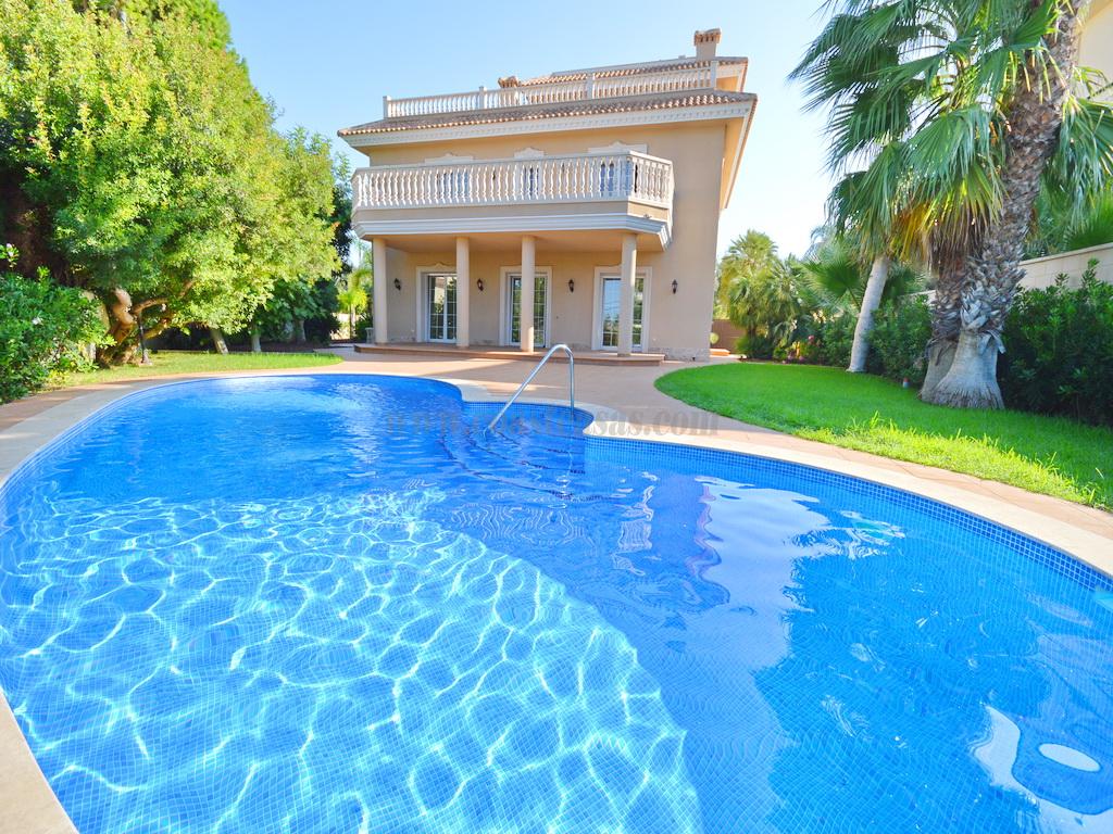 For sale of villa in Orihuela Costa
