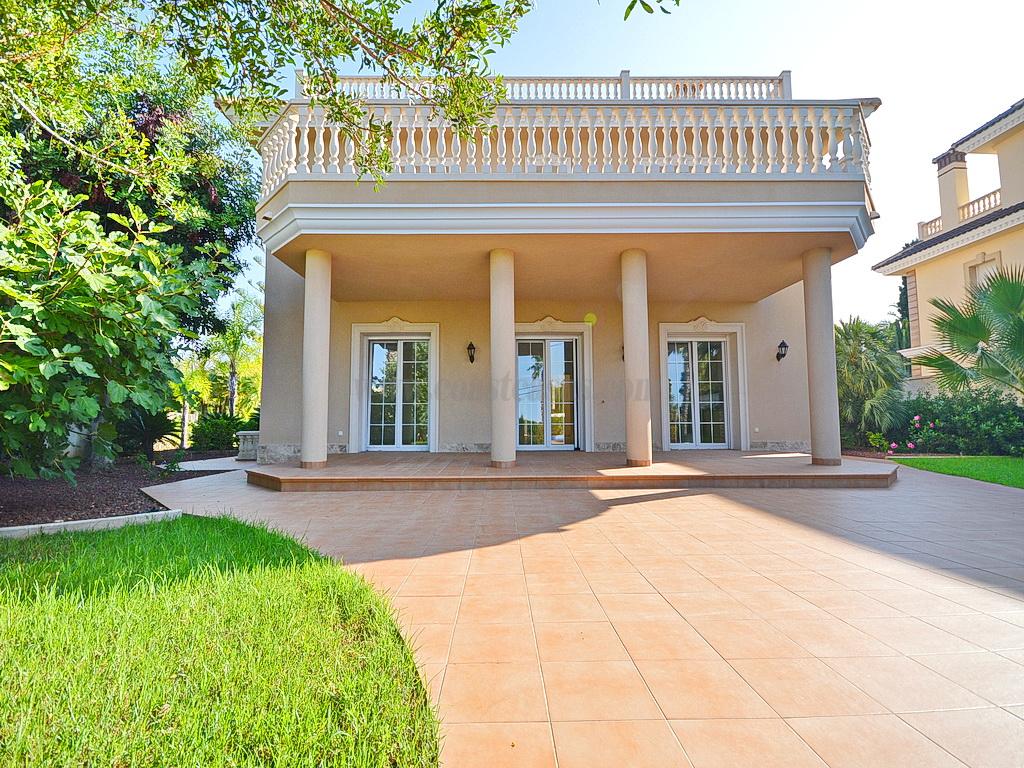For sale of villa in Orihuela Costa