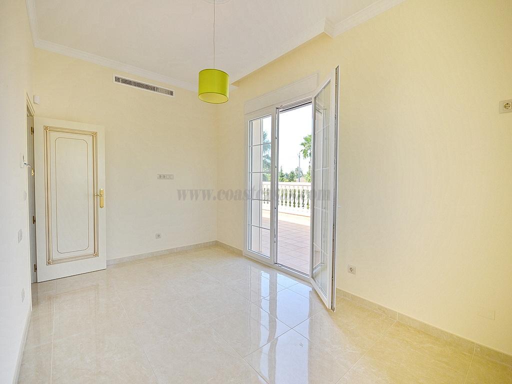 For sale of villa in Orihuela Costa