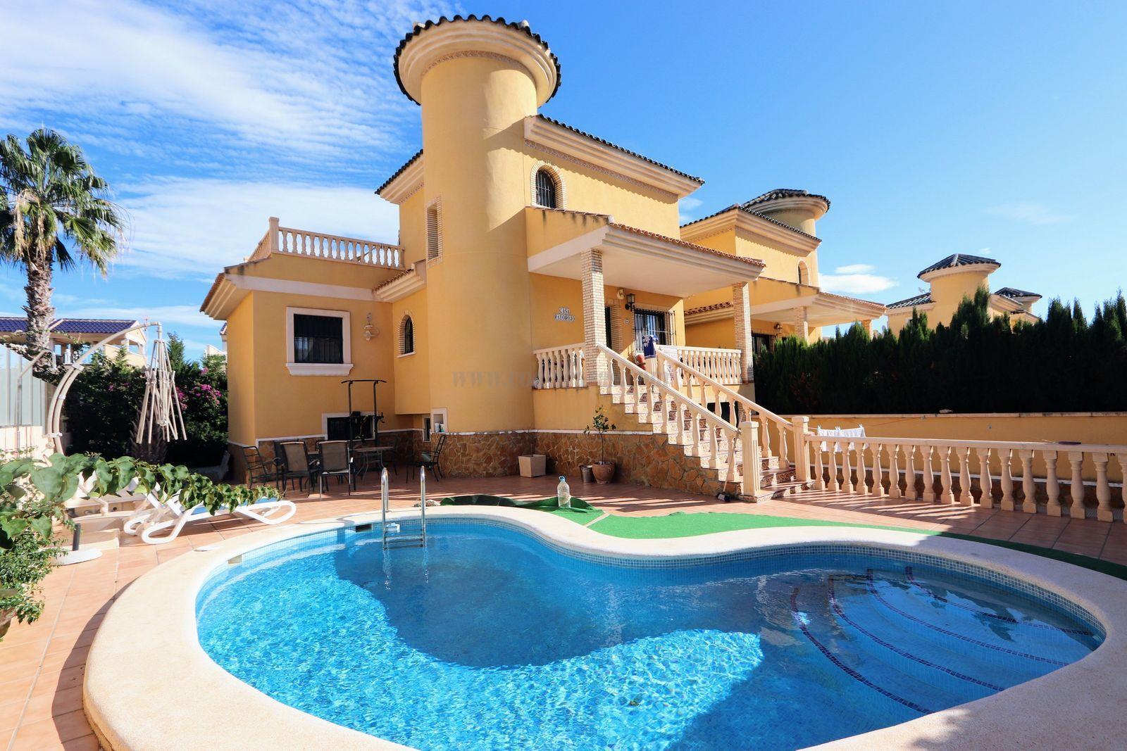 Köp av chalet i Villamartín