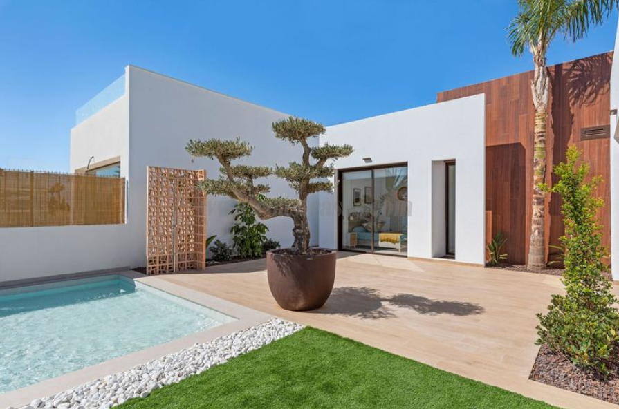Venta de villa en Los Alcázares