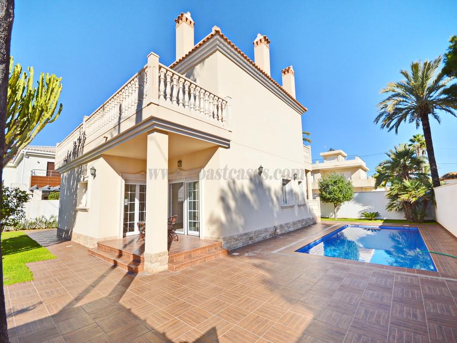For sale of villa in Orihuela Costa