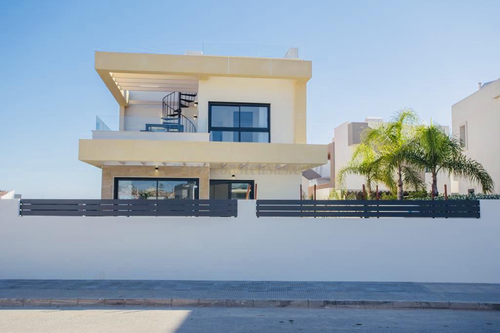 Venta de chalet en Los Montesinos