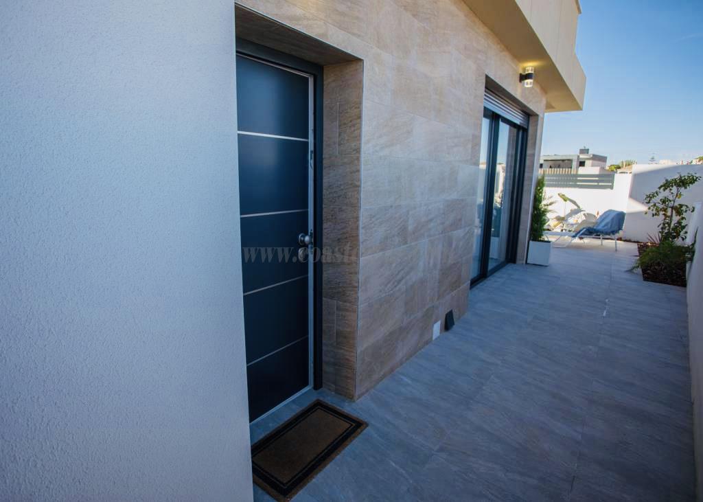 Venta de chalet en Los Montesinos