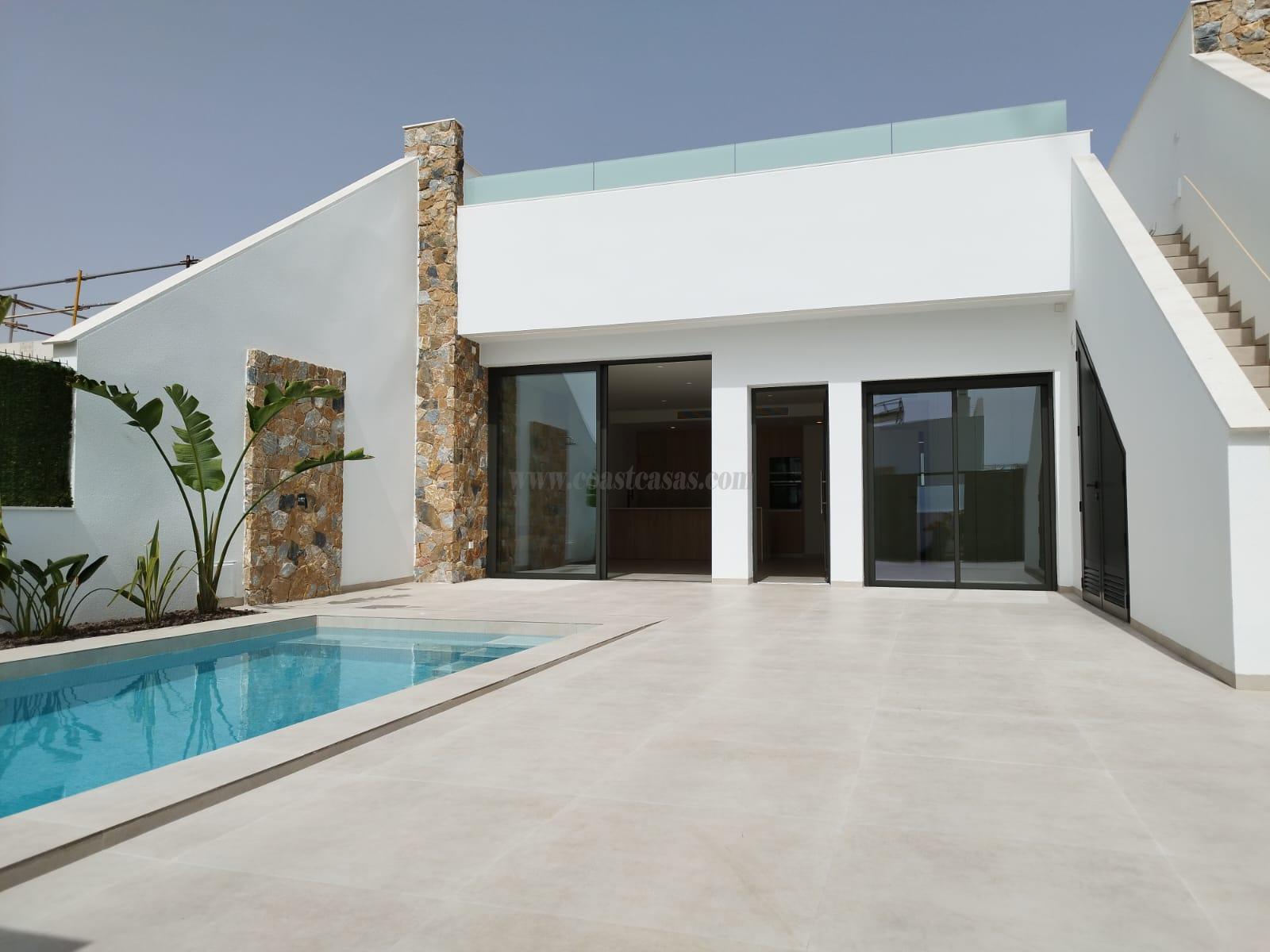 Venta de villa en Los Alcázares