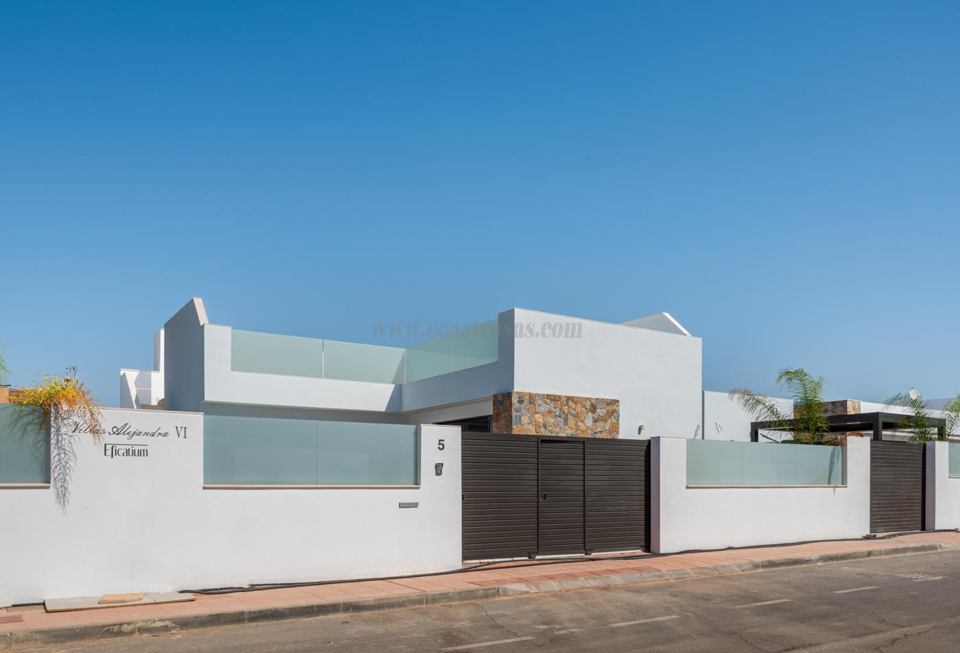 Venta de villa en Los Alcázares