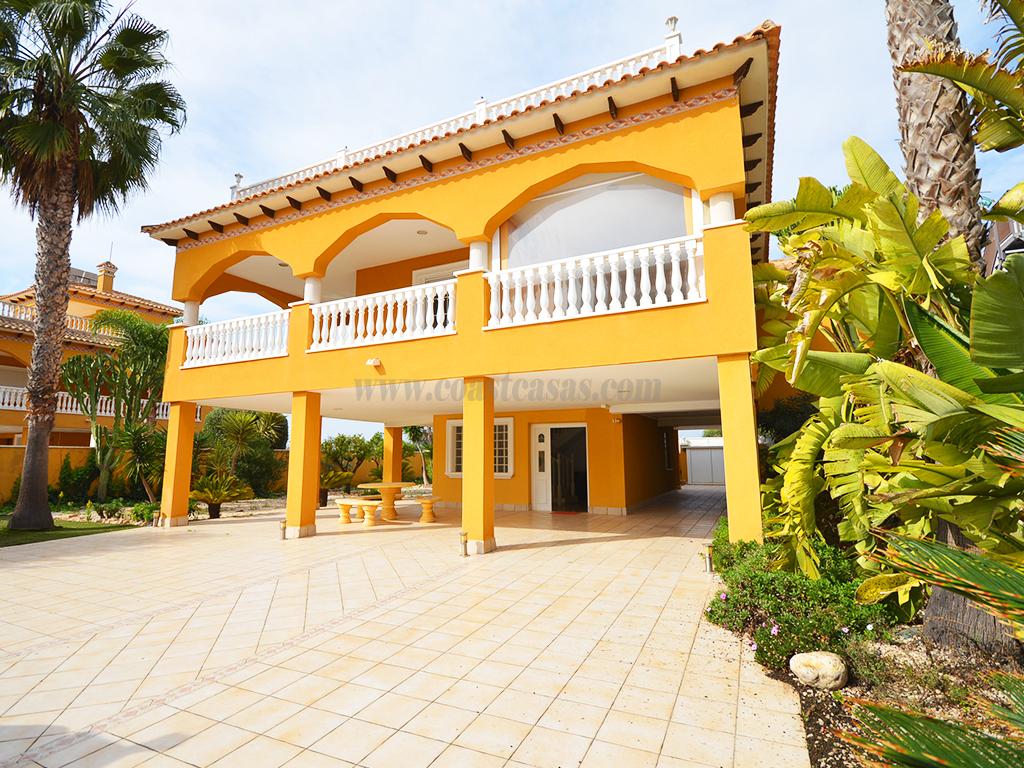 For sale of chalet in Orihuela Costa