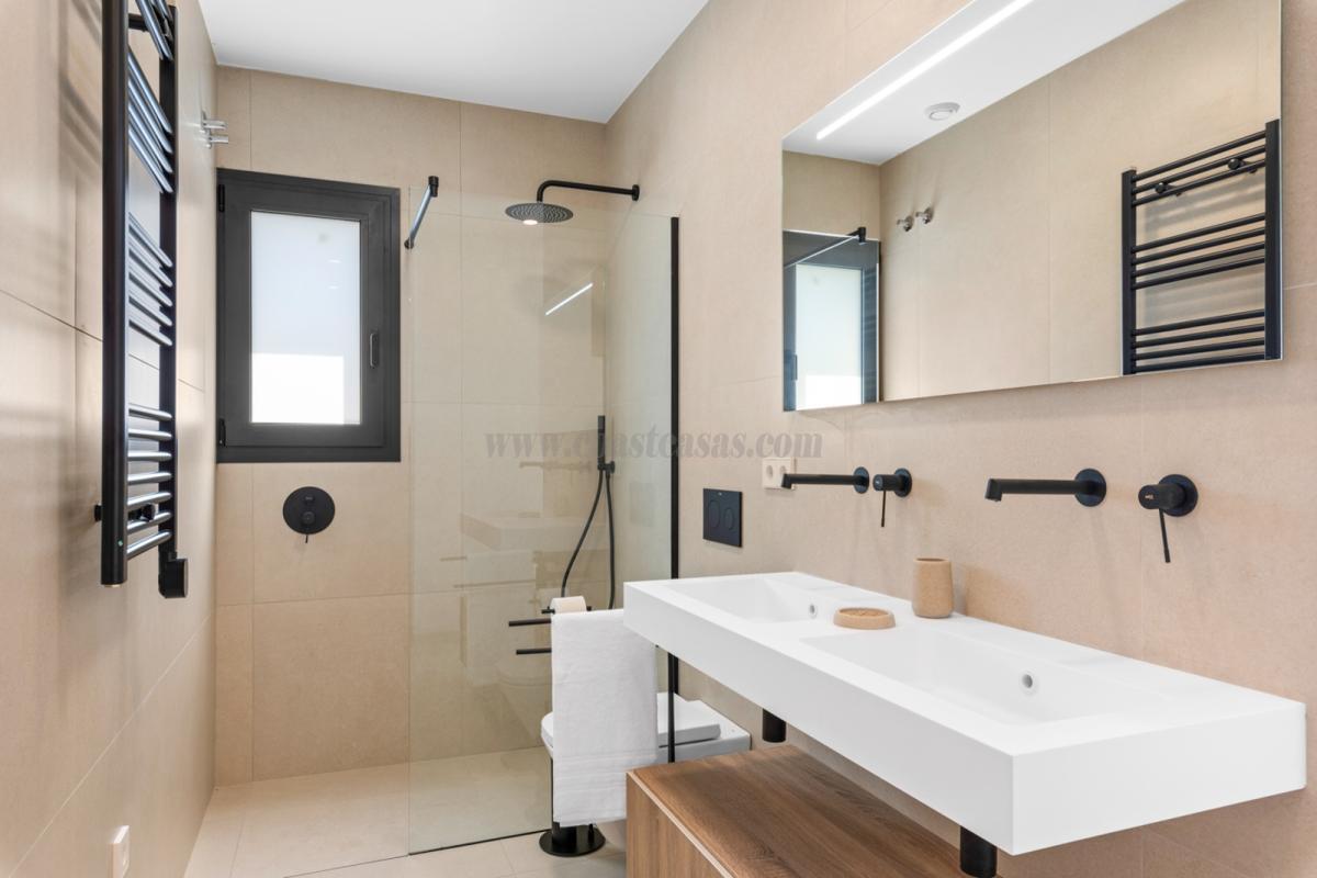 Venta de villa en Los Alcázares