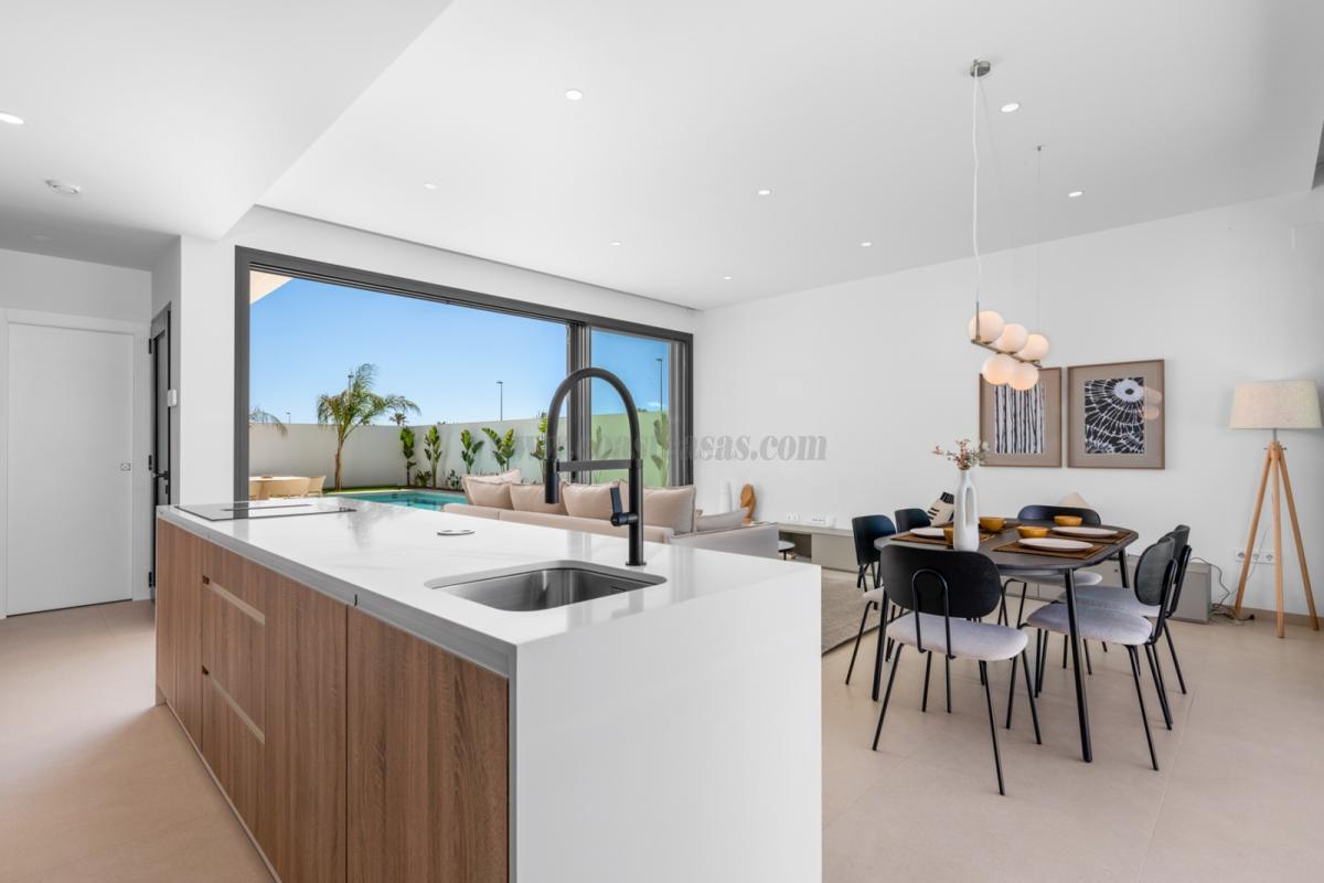 Venta de villa en Los Alcázares