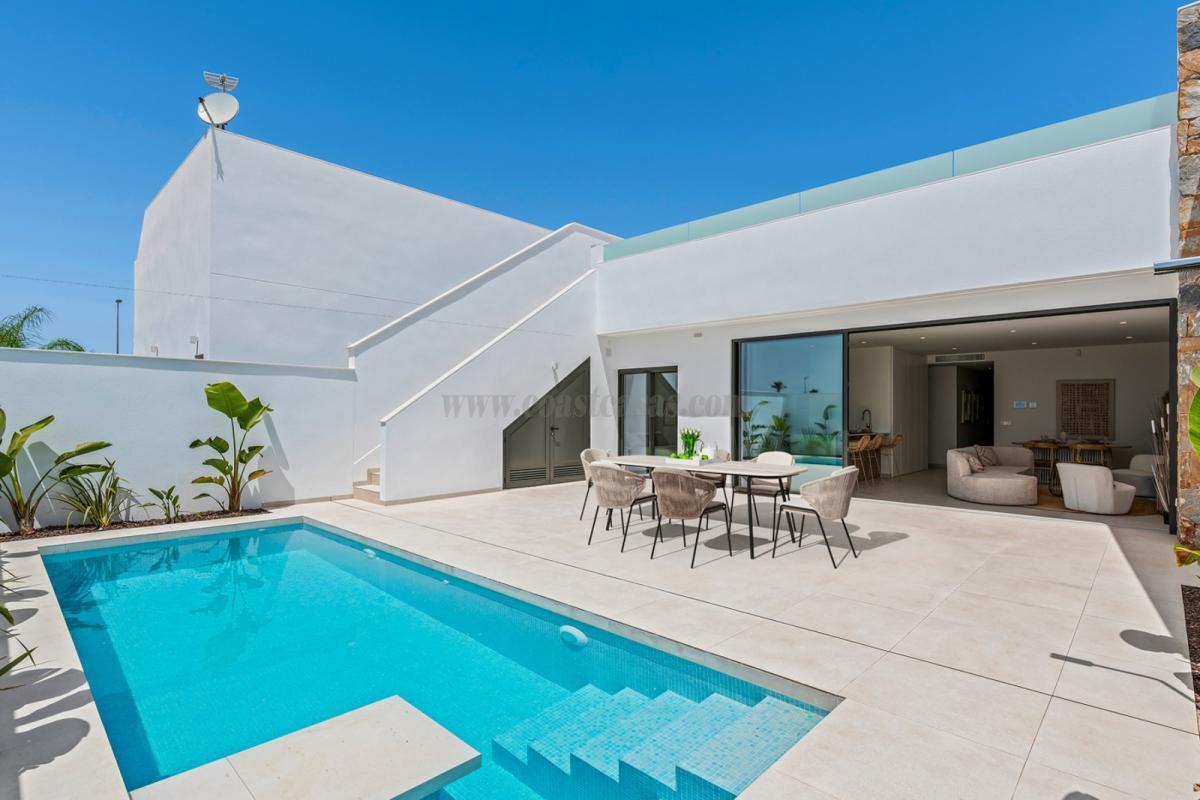 Venta de villa en Los Alcázares