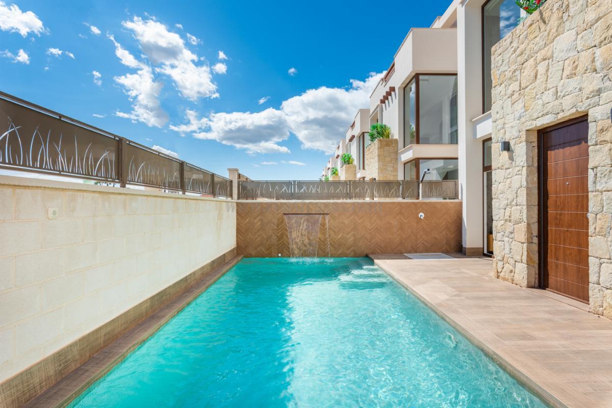For sale of chalet in Los Montesinos