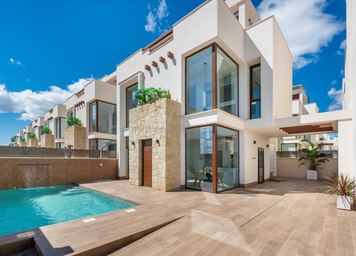 For sale of chalet in Los Montesinos
