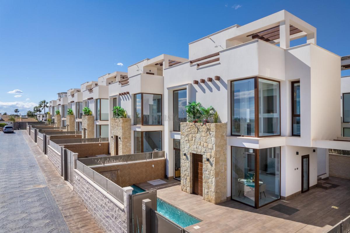 For sale of chalet in Los Montesinos