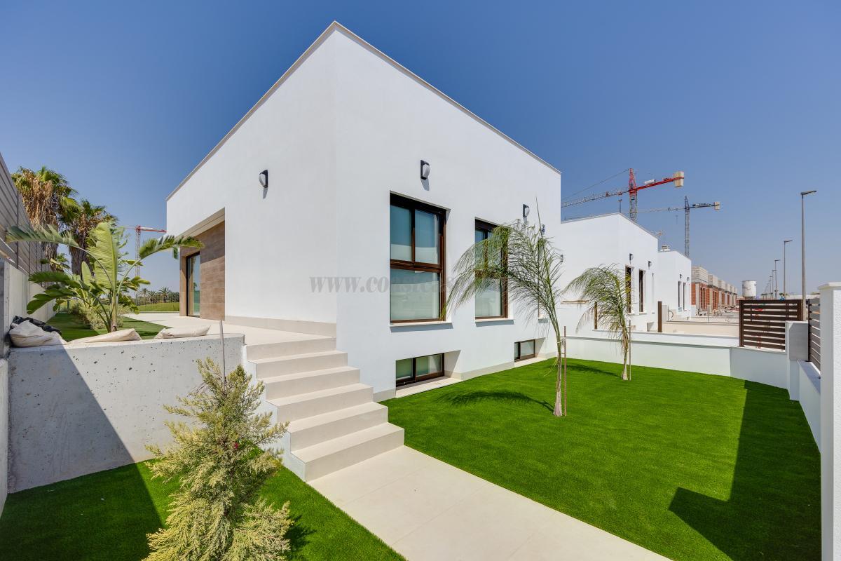 Venta de villa en Los Alcázares