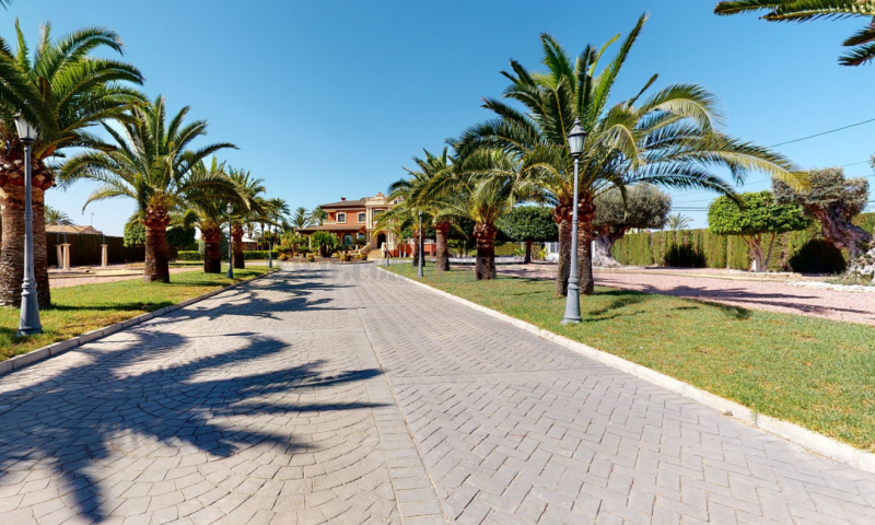 For sale of villa in Elche