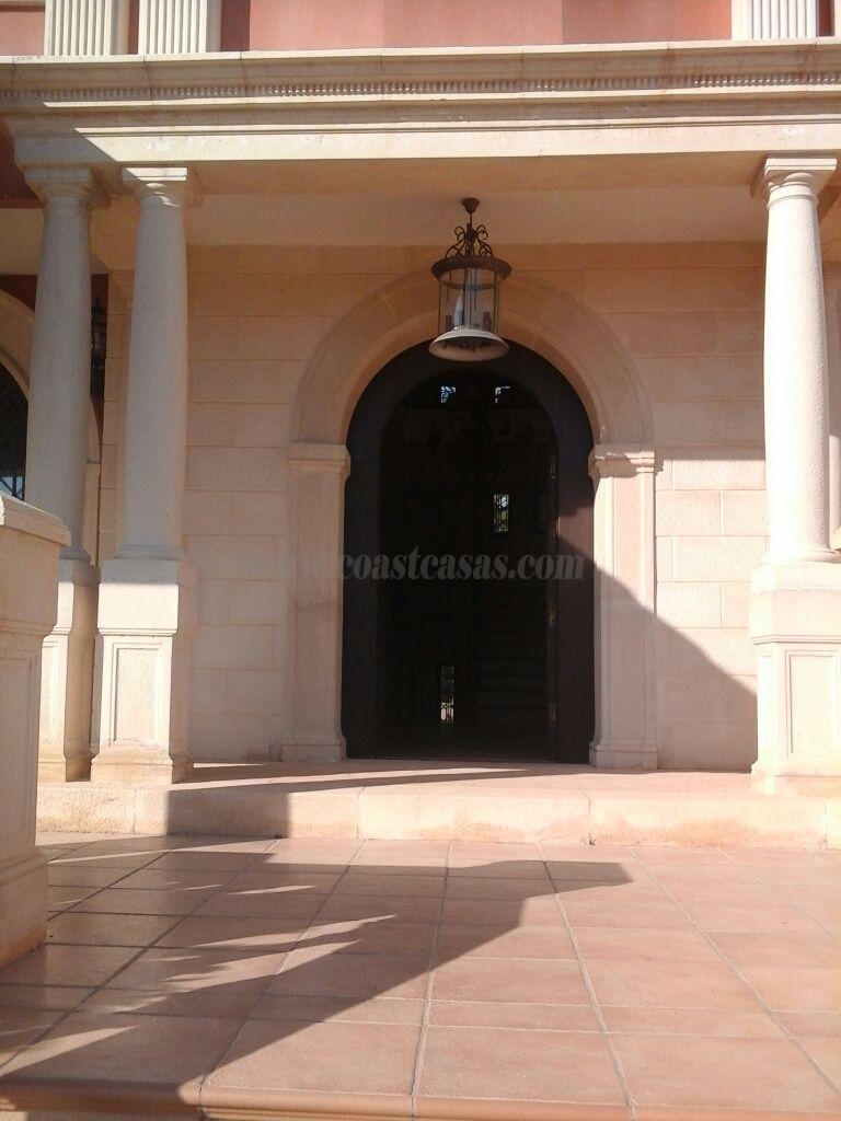 For sale of villa in Elche