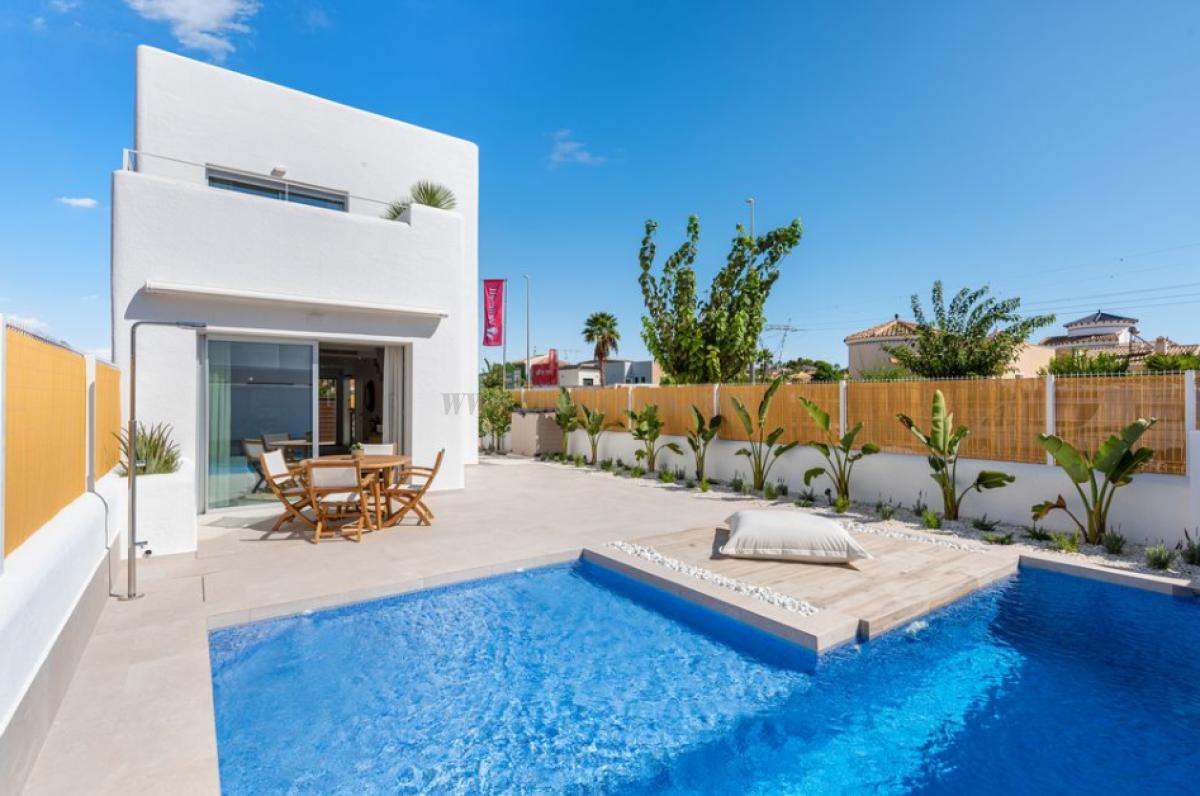 Venta de villa en Los Alcázares