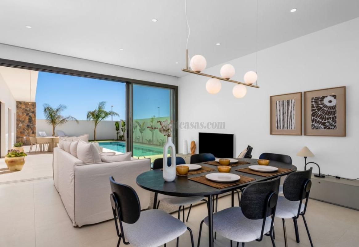 Venta de villa en Los Alcázares