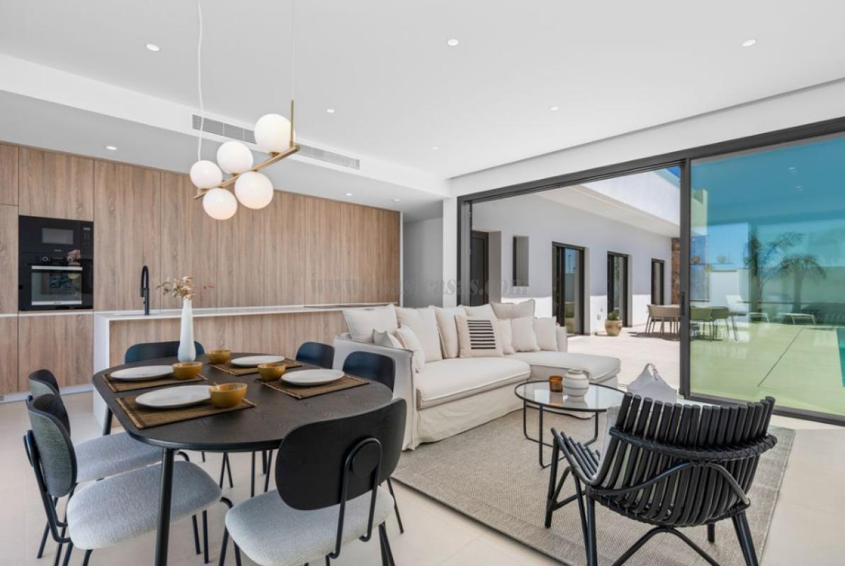 Venta de villa en Los Alcázares