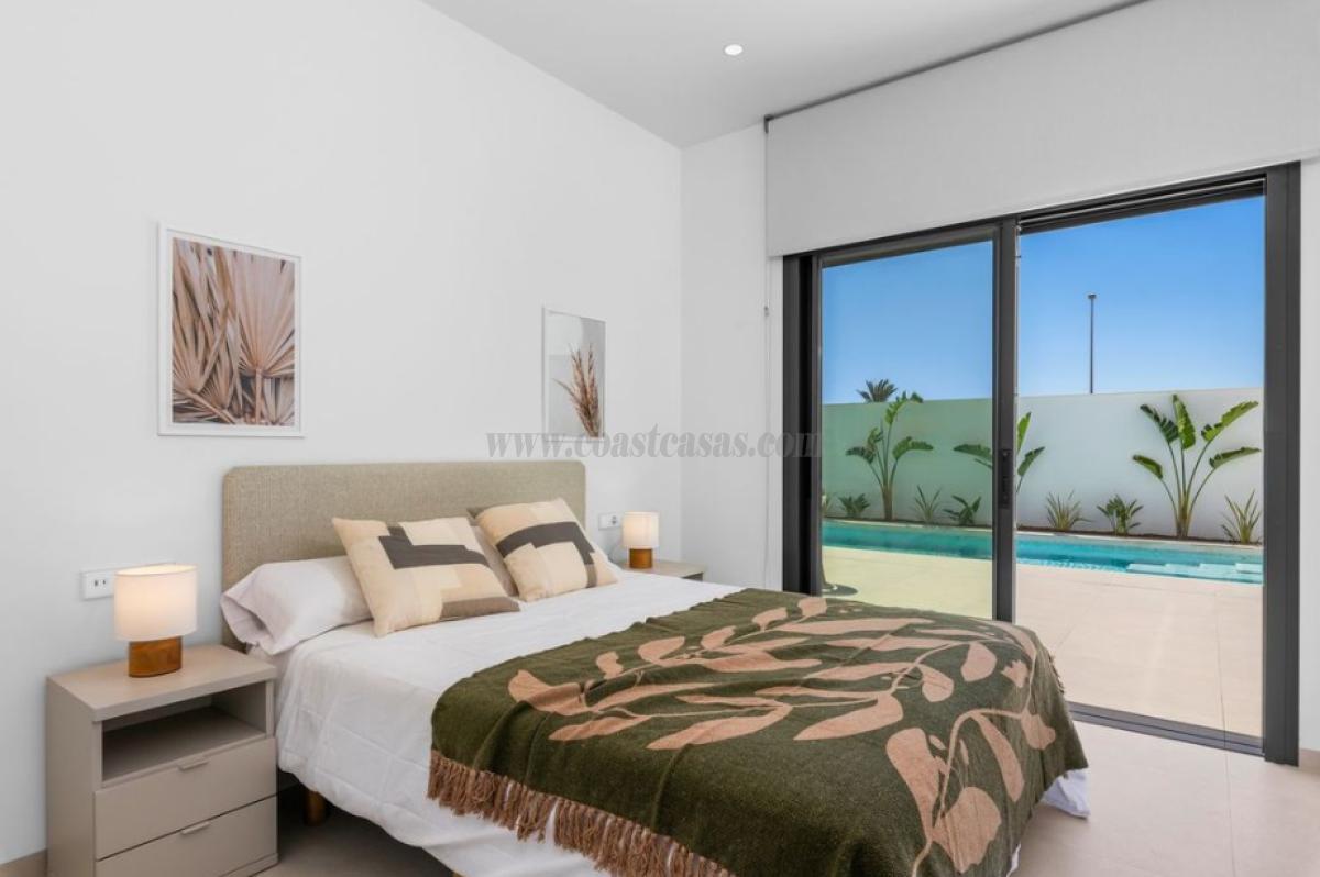 Venta de villa en Los Alcázares