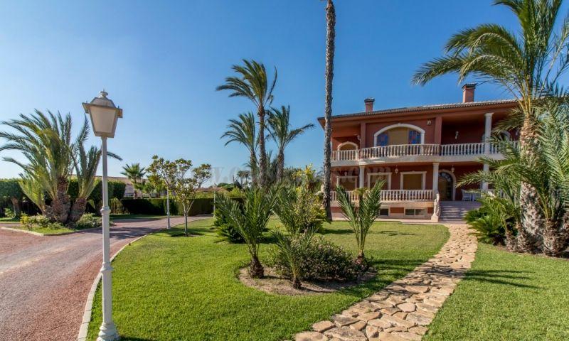 For sale of villa in Elche