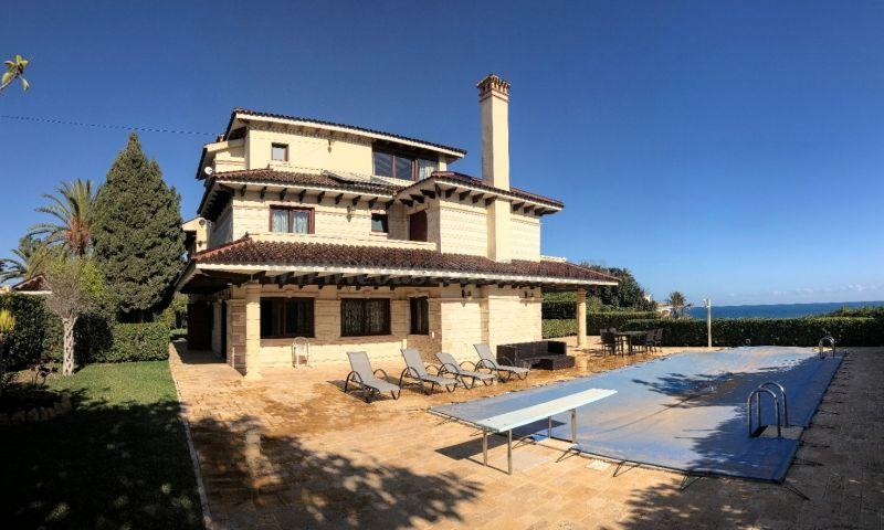 For sale of villa in Orihuela Costa
