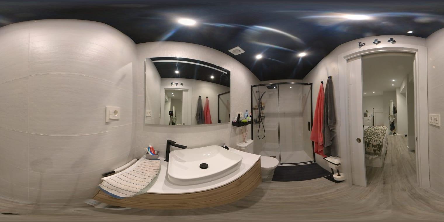 Suite bathroom