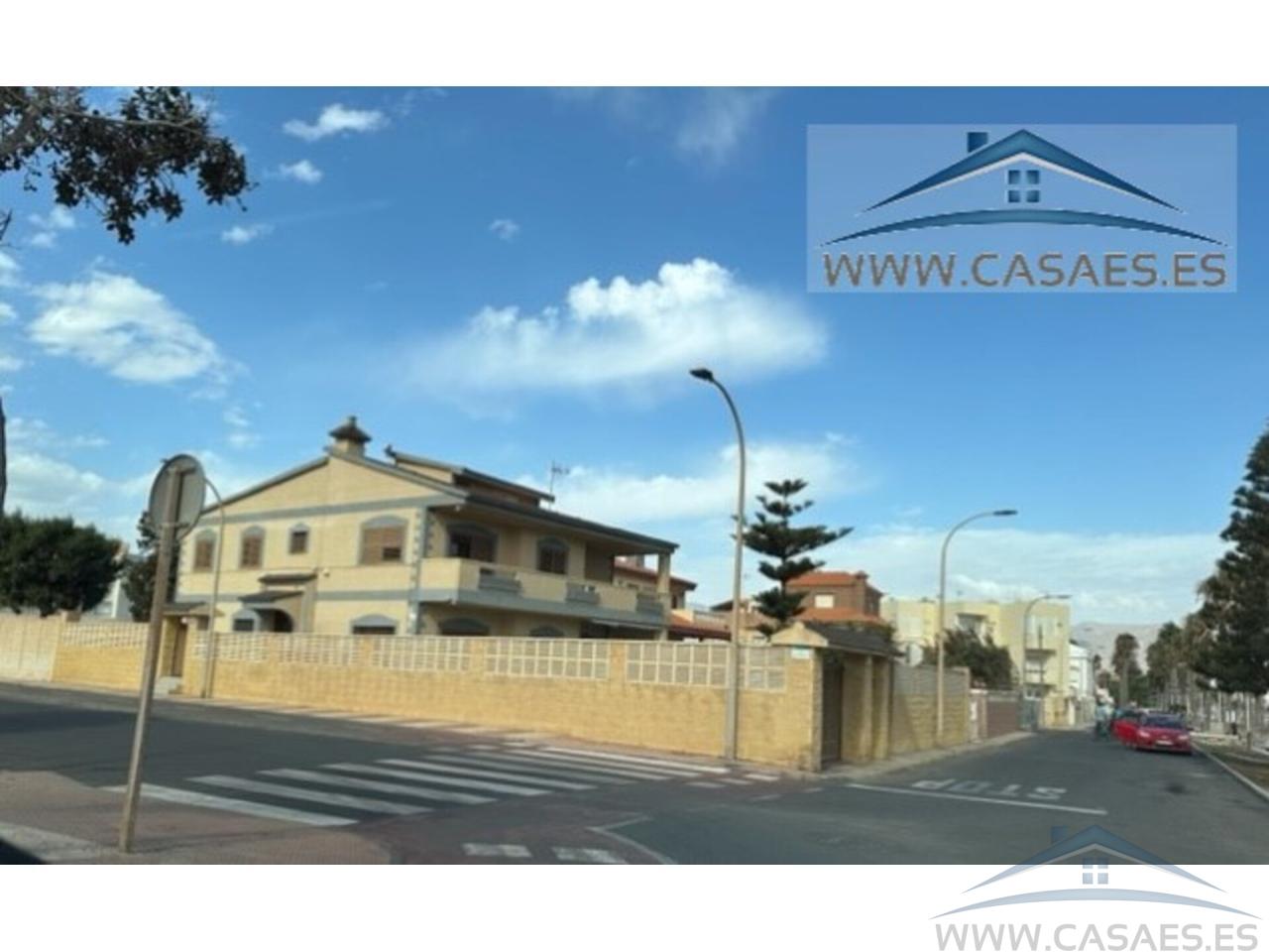 For rent of chalet in Roquetas de Mar