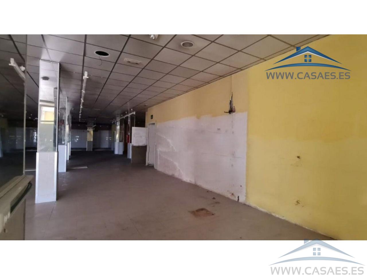 For rent of commercial in Roquetas de Mar