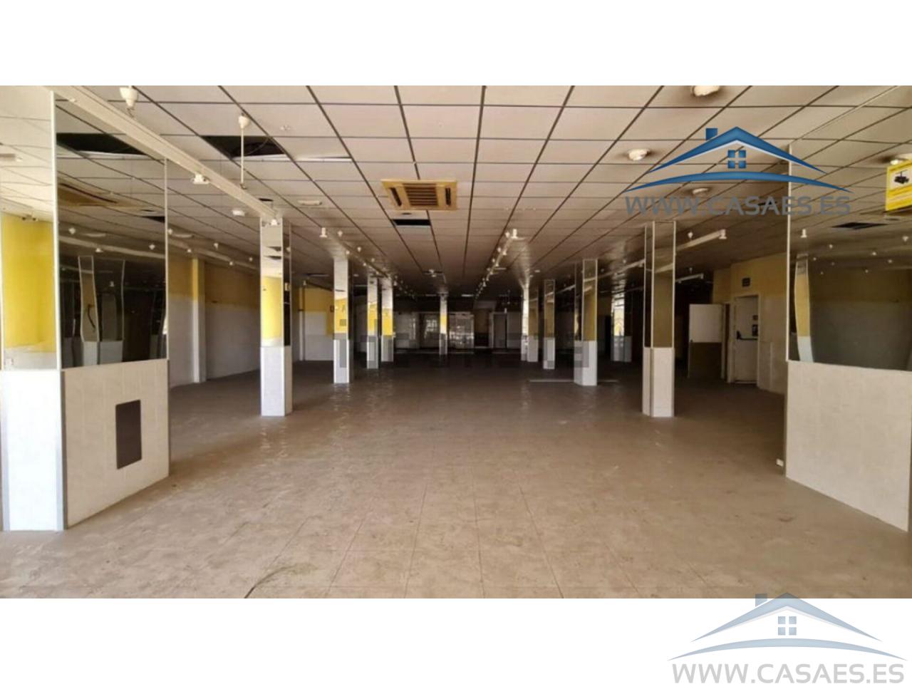 For rent of commercial in Roquetas de Mar