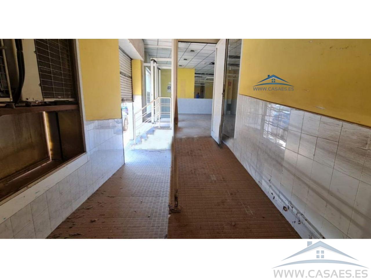 For rent of commercial in Roquetas de Mar