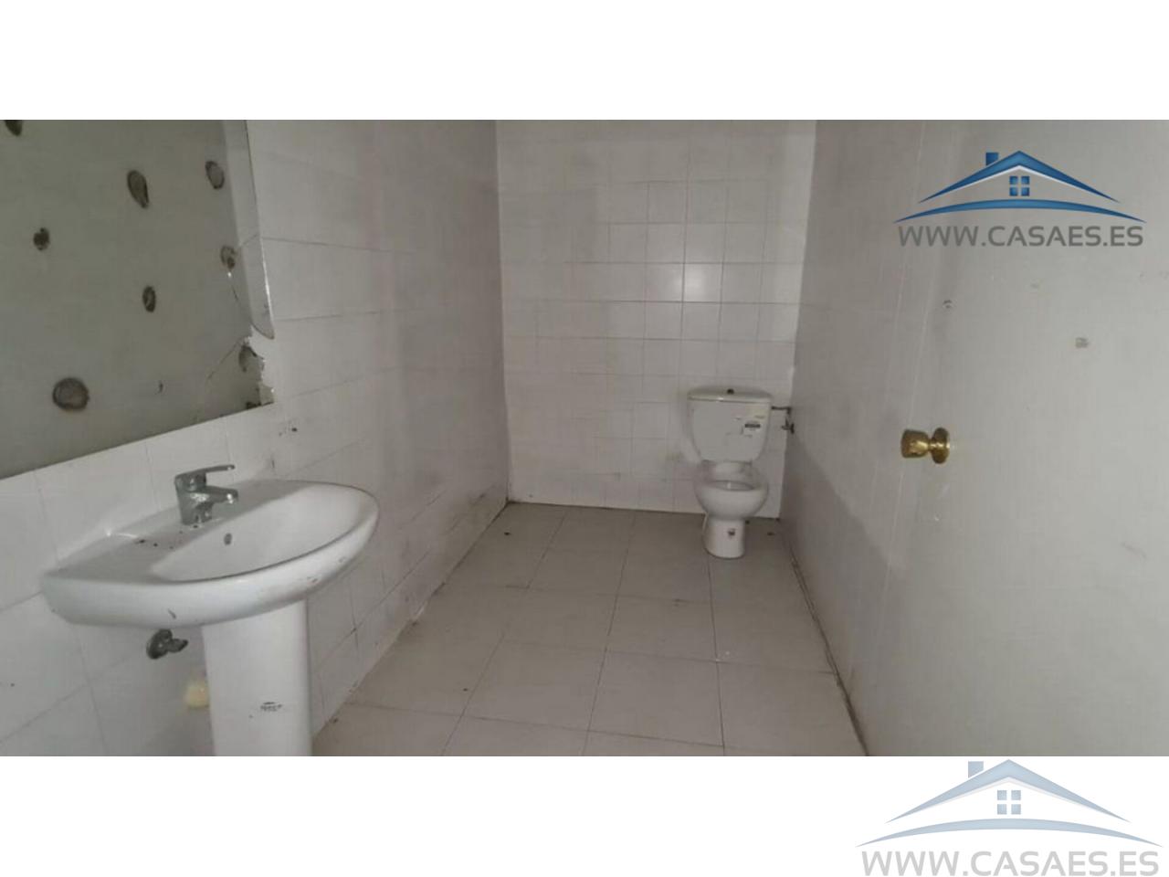For rent of commercial in Roquetas de Mar