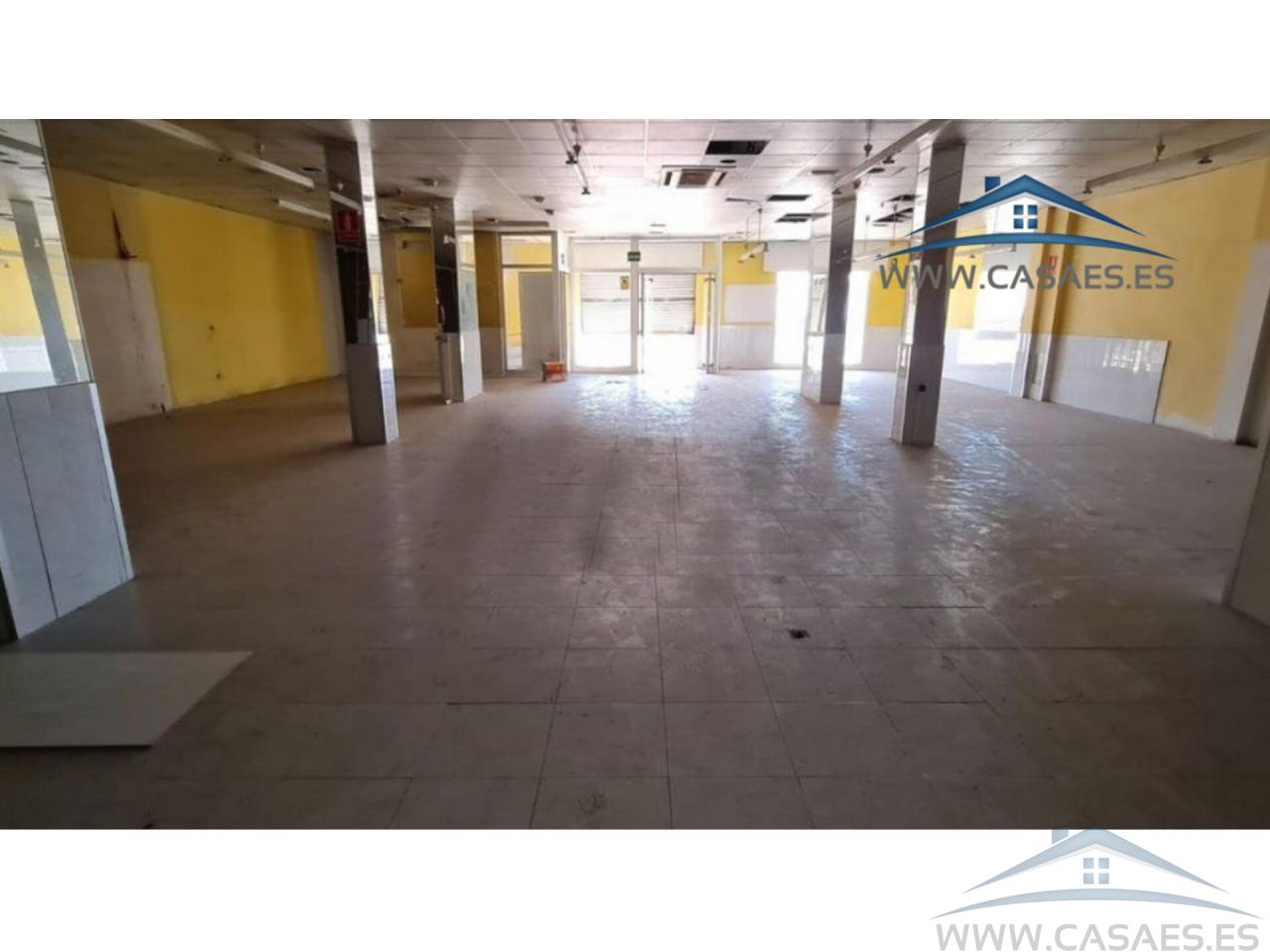 For rent of commercial in Roquetas de Mar