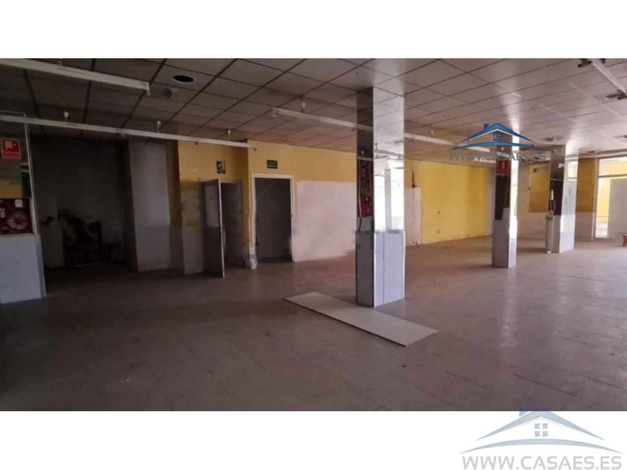 For rent of commercial in Roquetas de Mar
