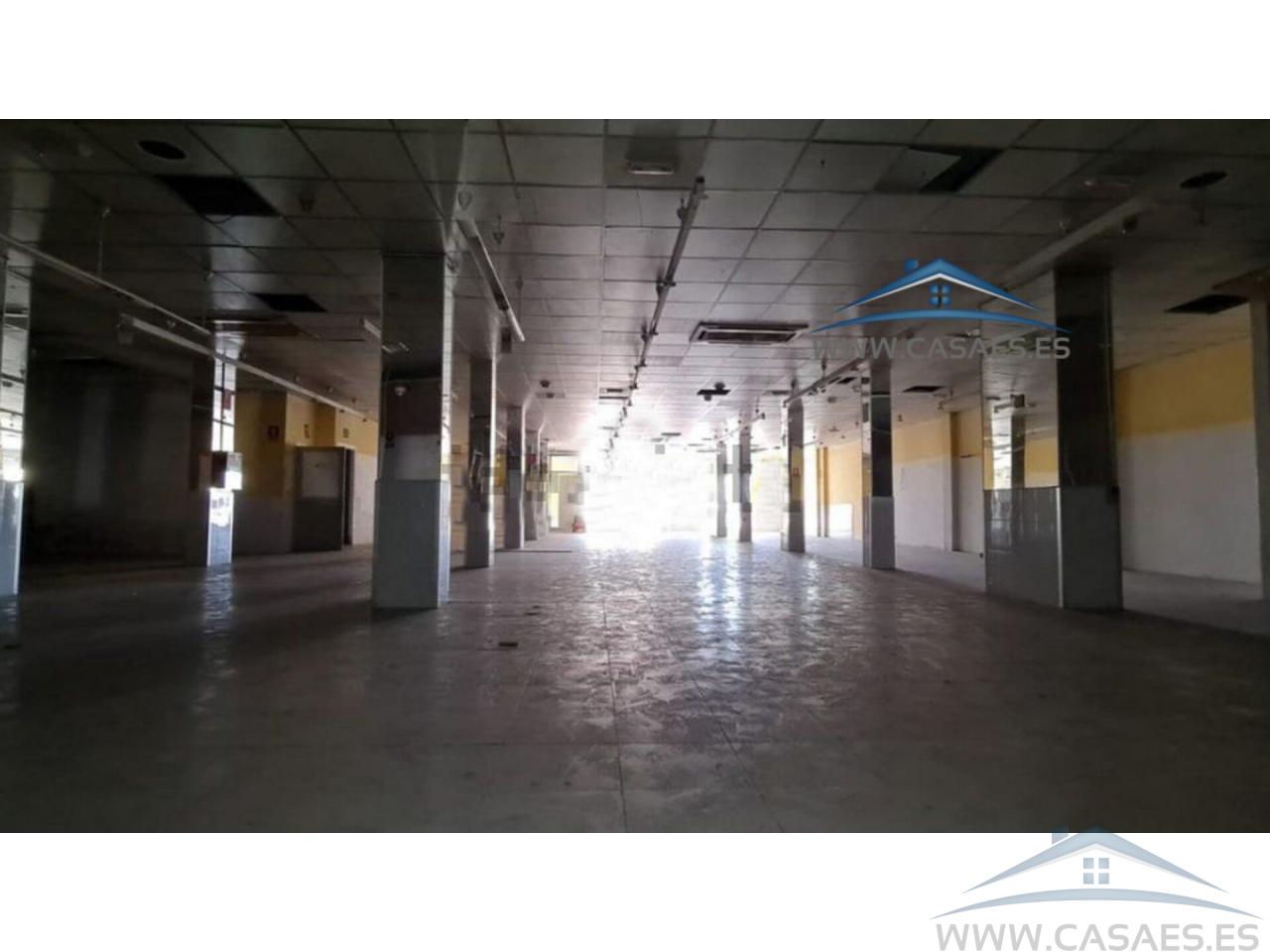 For rent of commercial in Roquetas de Mar
