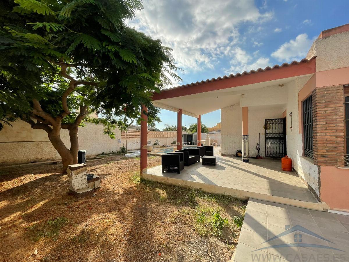 For sale of chalet in Retamar
