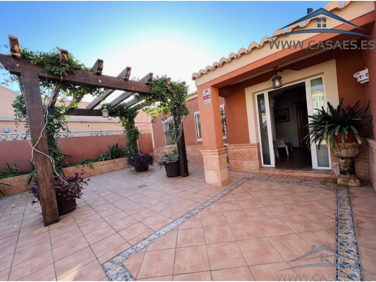 For sale of house in Roquetas de Mar