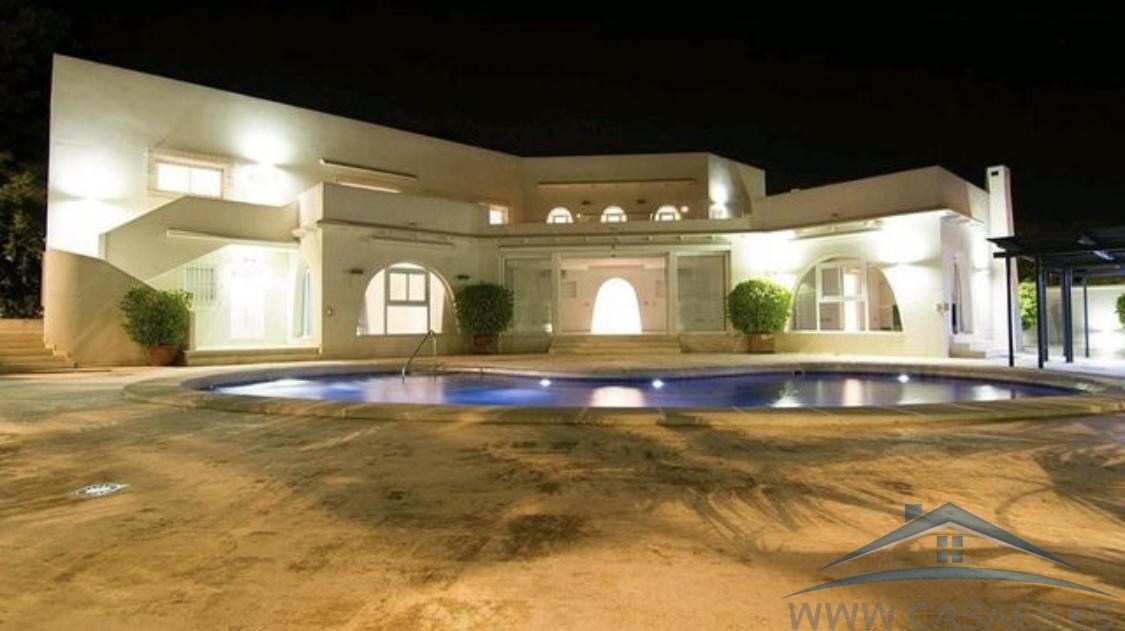 Zu verkaufen von chalet in
 Aguadulce